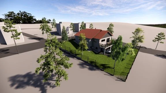 Maison à toiture en tuiles sur terrain en pente, avec balcon et jardin